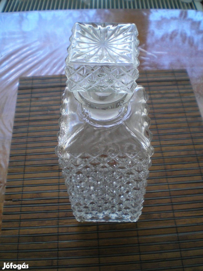 Vastag üvegből készült palack dugójával együtt retró darab