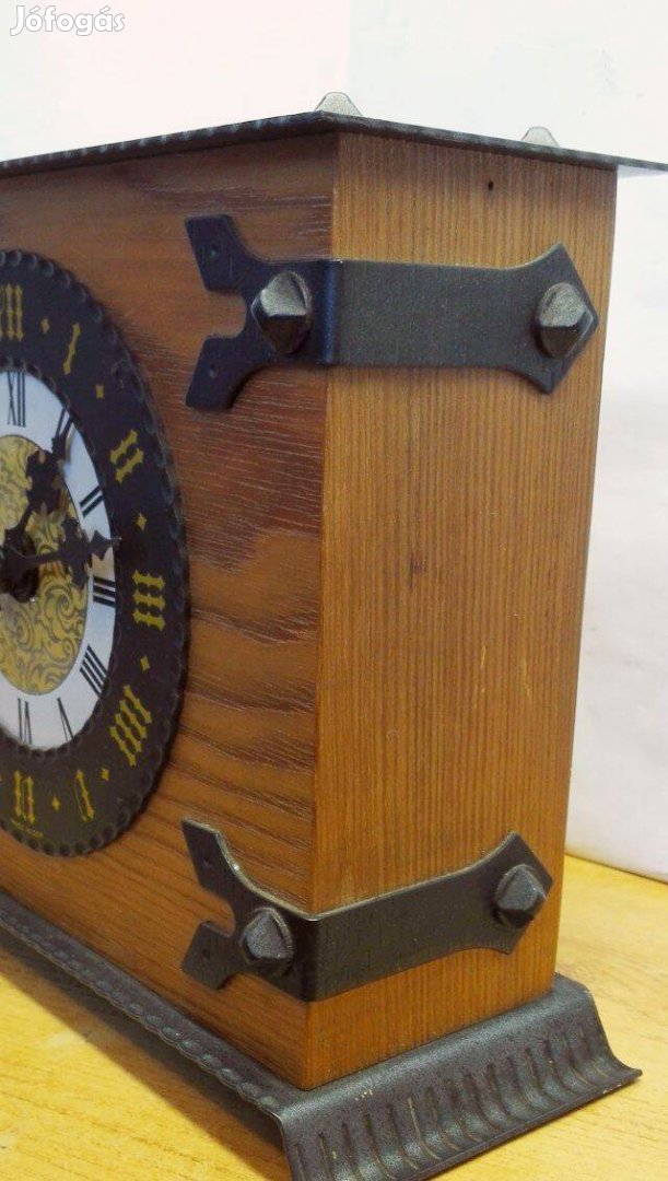 Vasveretes elemes asztali óra natúr fenyőfa házban,