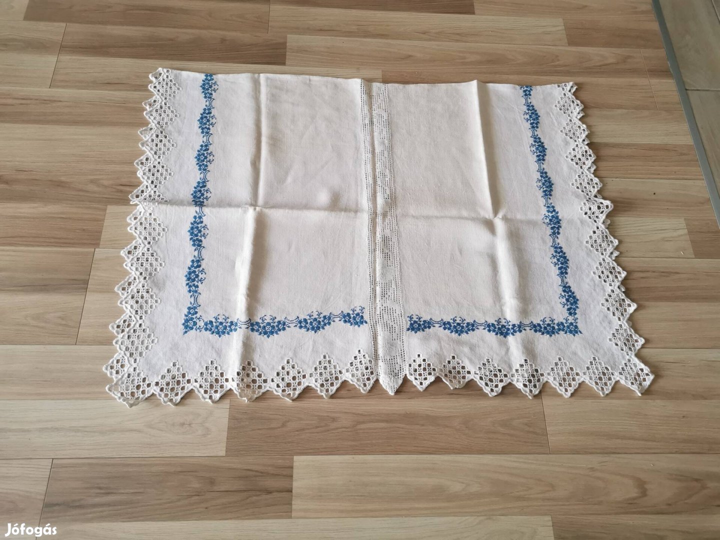 Vászon asztalterítő kék motívumokkal 