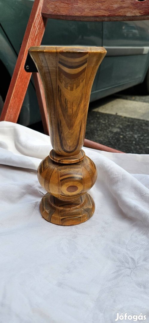 Váza 25 cm magas fából faragott 