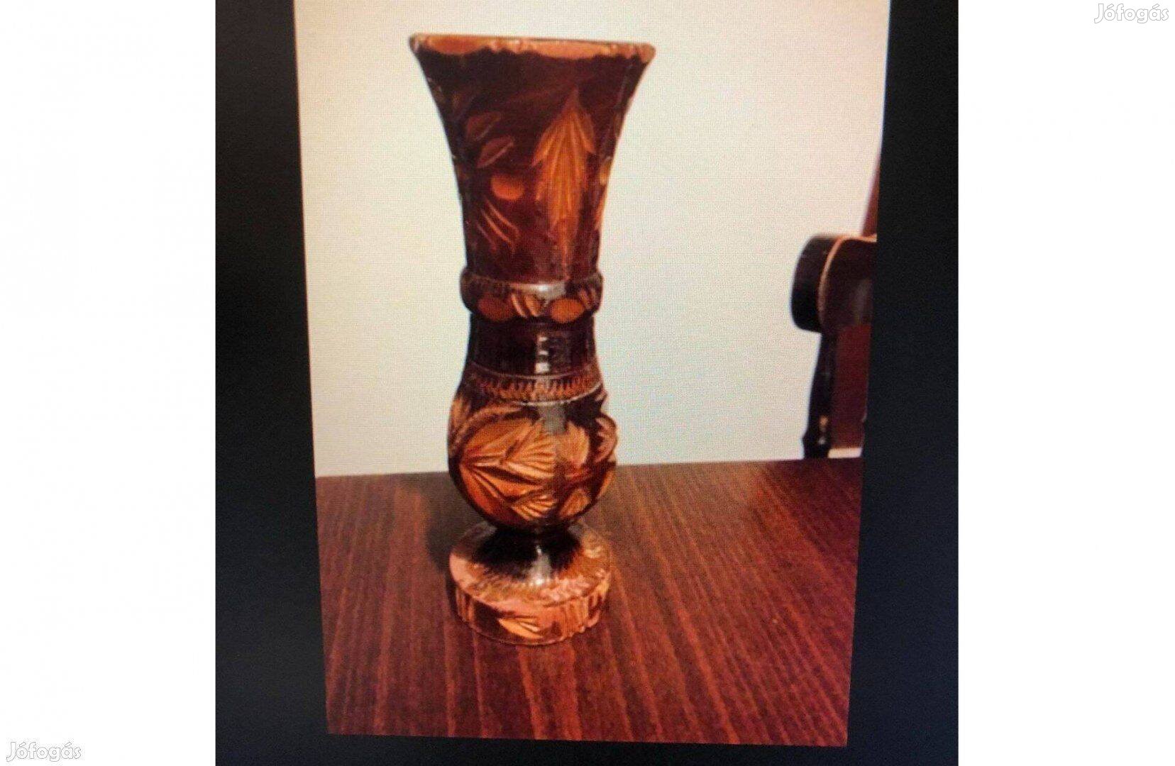 Váza faragott fa közepes méret