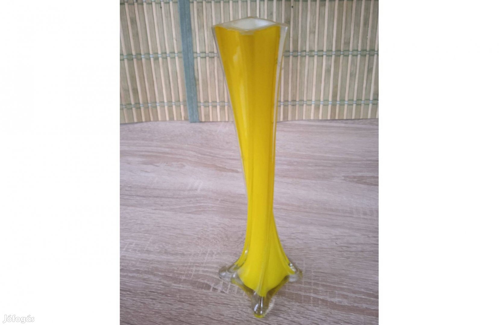 Váza üvegből, sárga színű