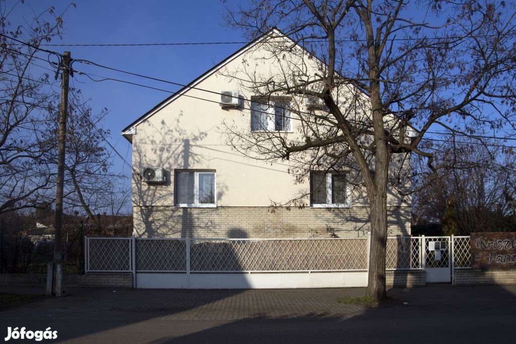 Vecsés, Befektetés, 380 m2-es, családi ház, 8 szobás,