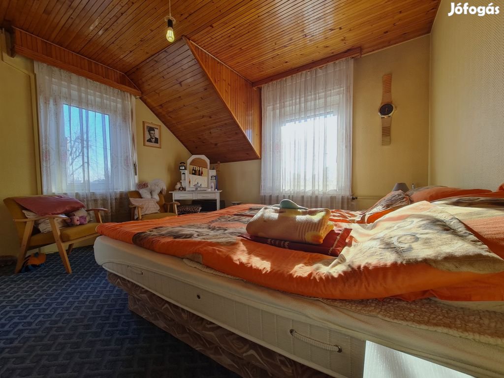 Vecsés, Jókai Mór utca, 180 m2-es, 2 generációs, családi ház, 5 szobás