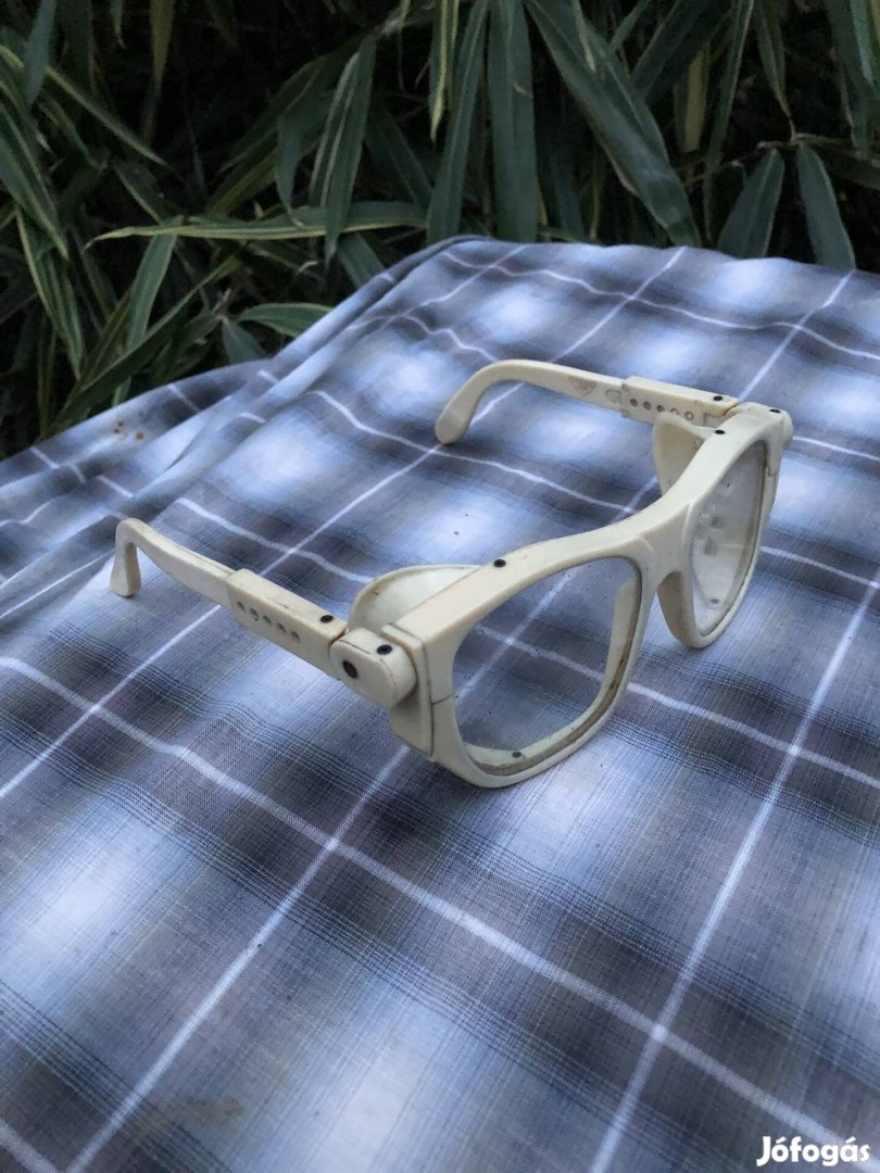 Védőszemüveg 1800 Ft :Lenti
