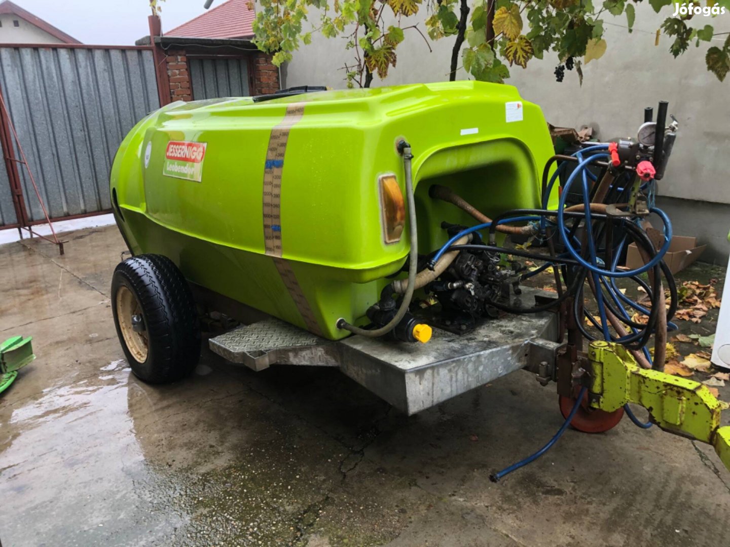 Vegyszerező gyümölcsösbe