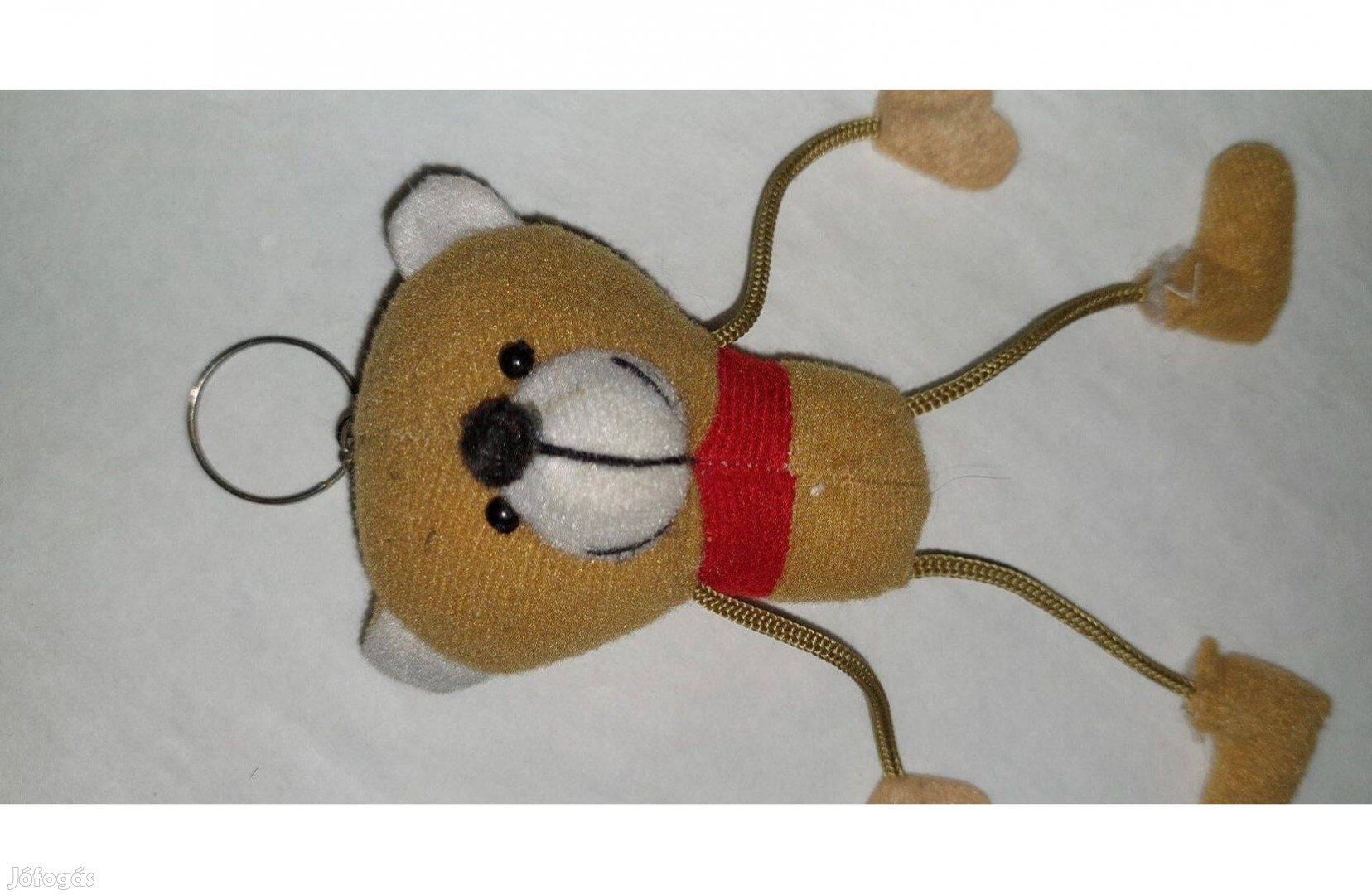 Vékony mellső-, és hátsó lábú plüss maci a fején kulcstartóv