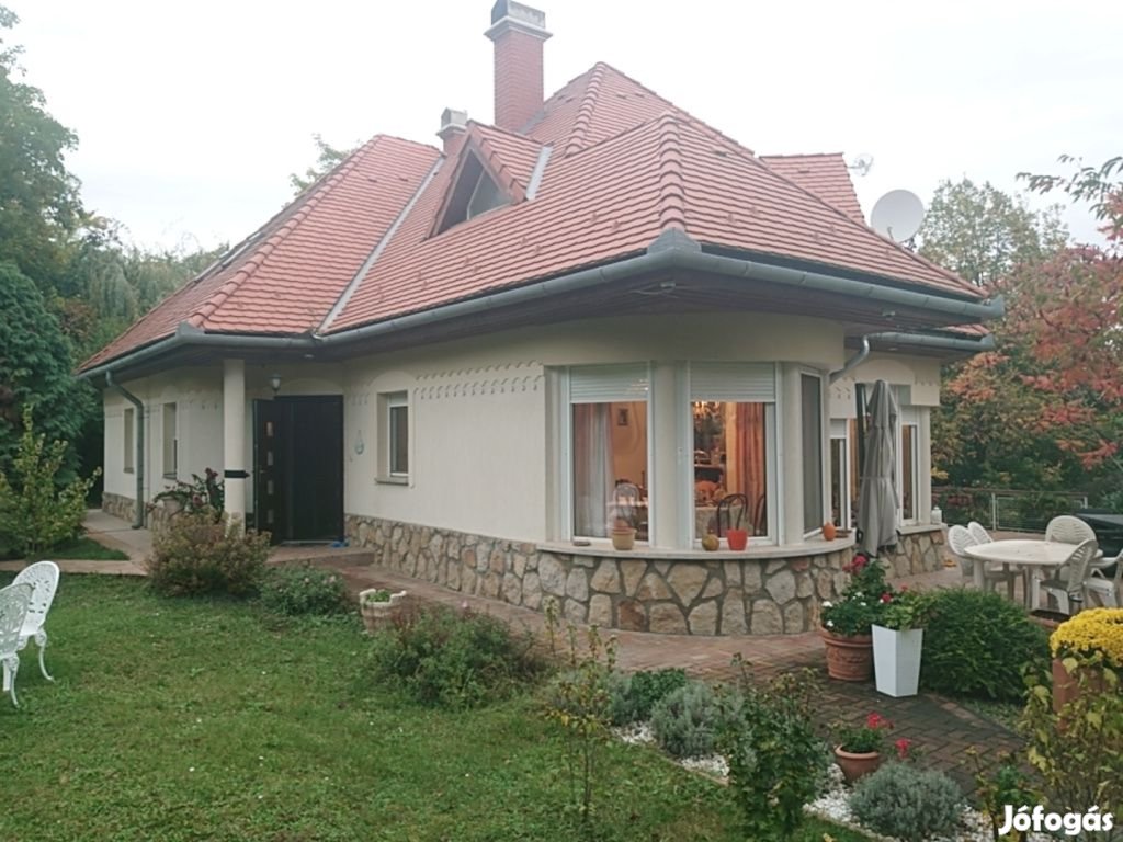 Velence, Bogrács utca, 272 m2-es, családi ház, 5+1 félszobás