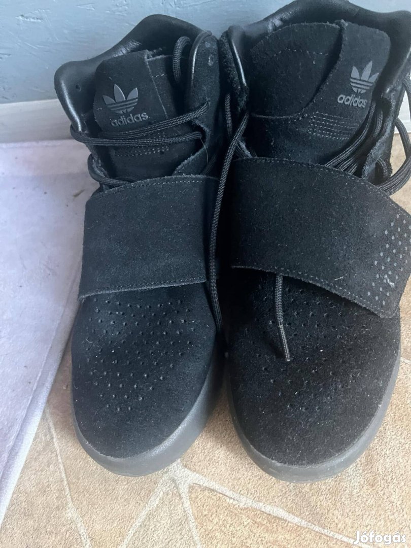 Velúr Adidas cipő