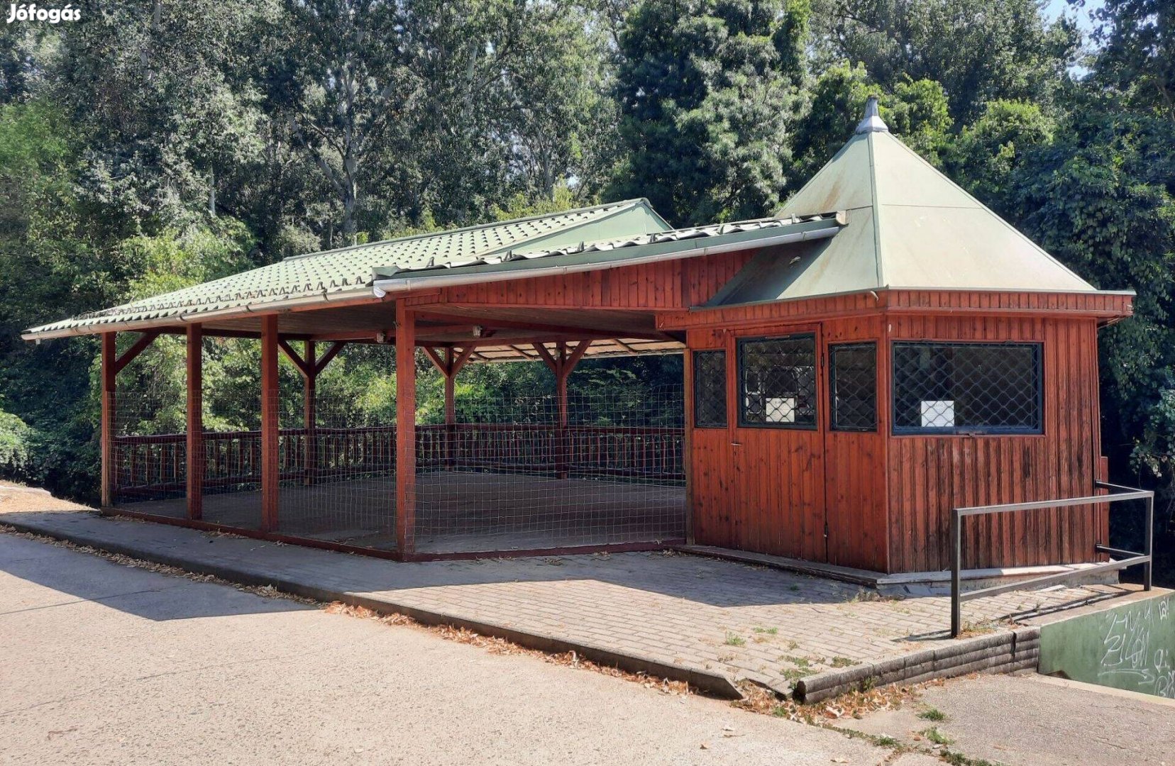 Vendéglátó egység, Tőserdő-Tiszapart