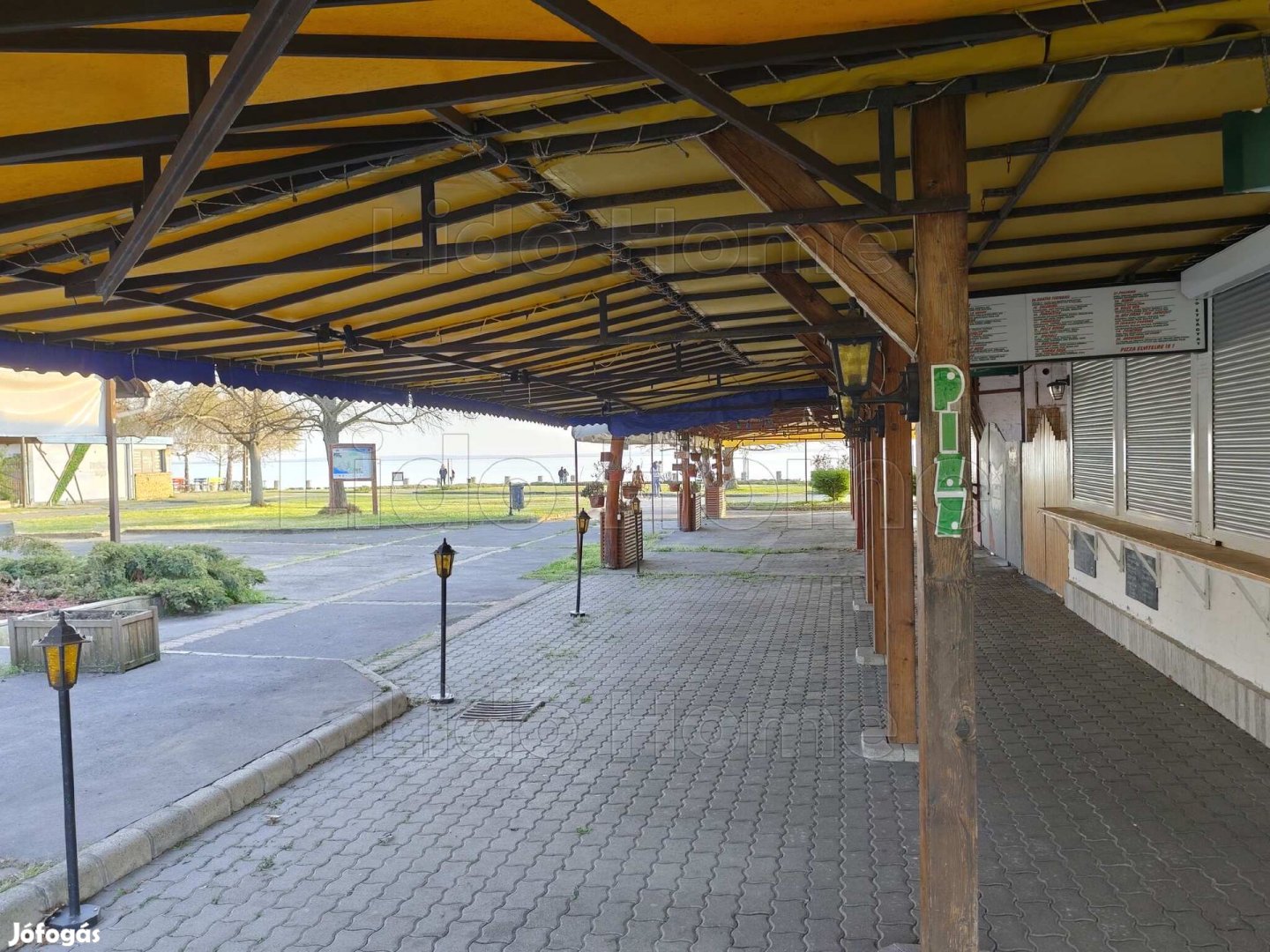 Vendéglátói egység Balatonkenesén a vízparttól 50 méterre