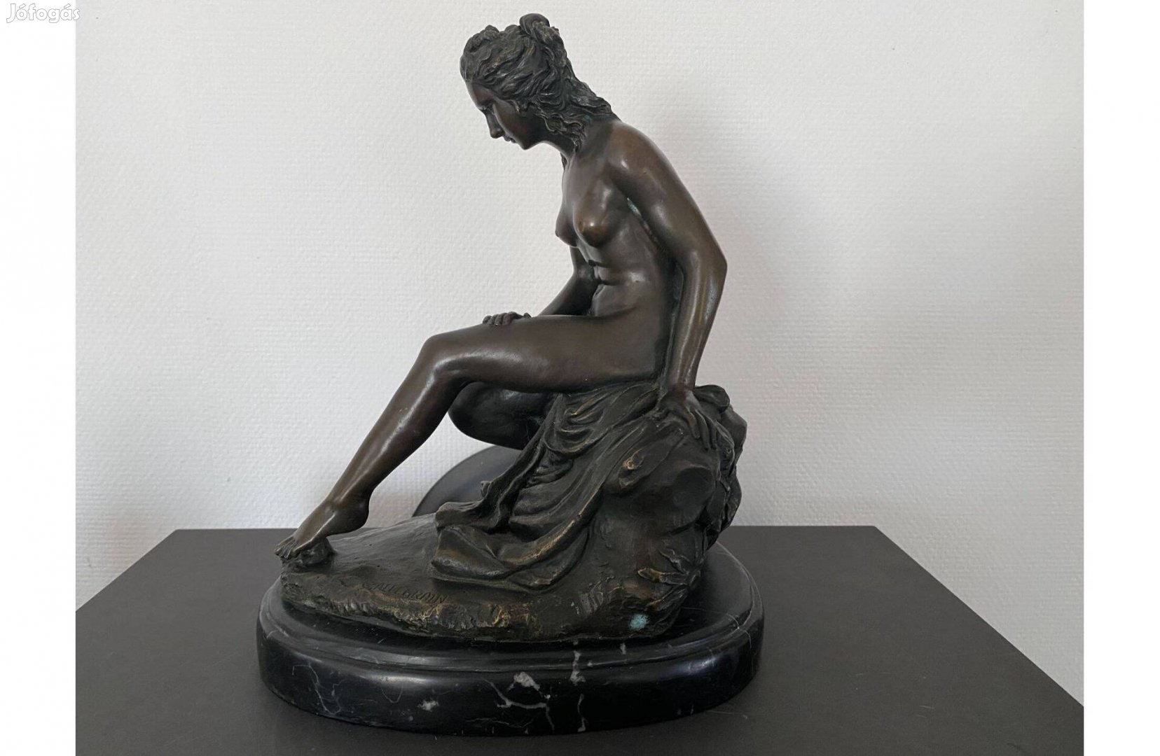 Vénusz szignált art deco bronz szobor