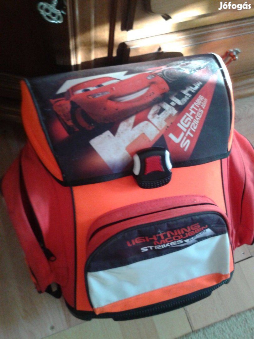 Verdák Villám Mcqueen háti táska ergonómikus kialakítással