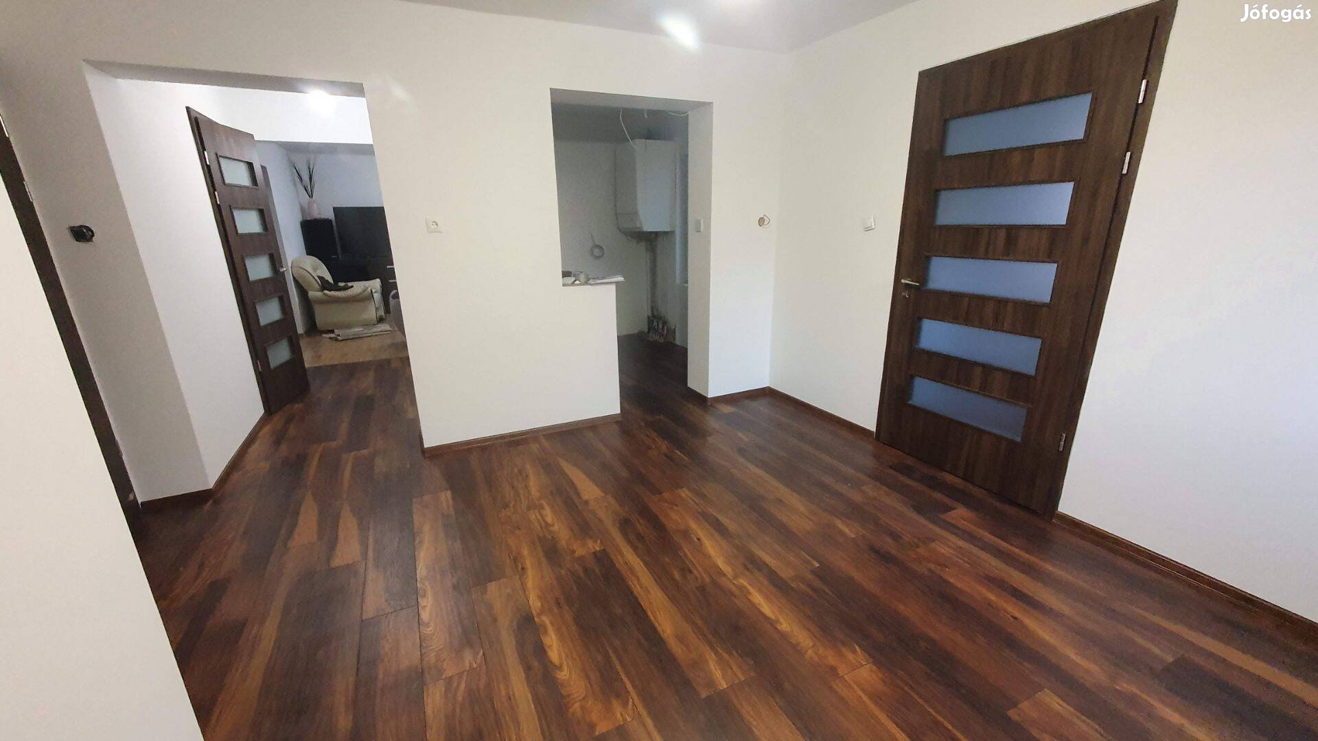 Veresegyház csendes részén, 2 generációs önálló családi ház