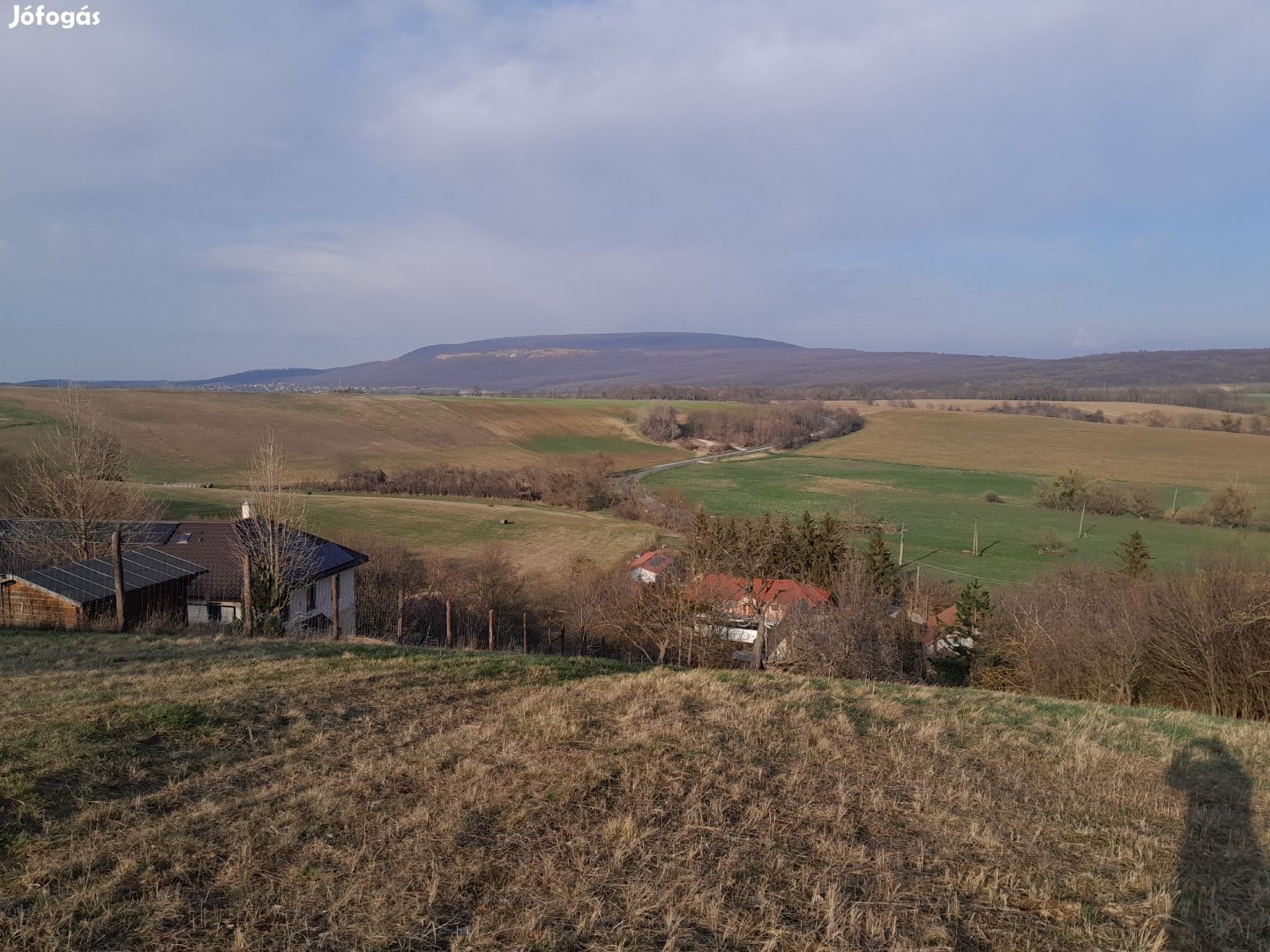 Vértestolna csendes utcájában eladó belterületi telek kis házzal