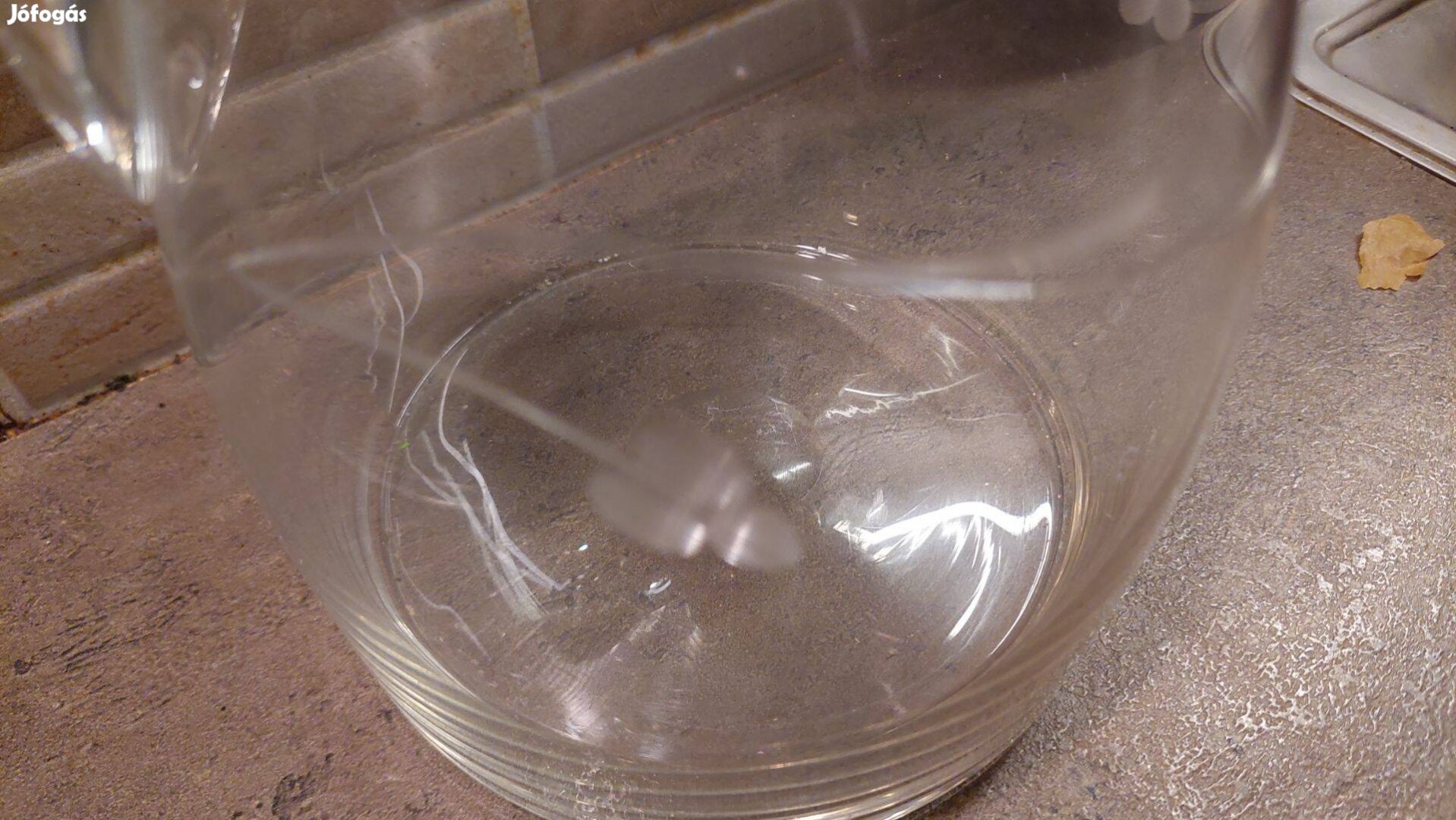 Vésett üveg kancsó