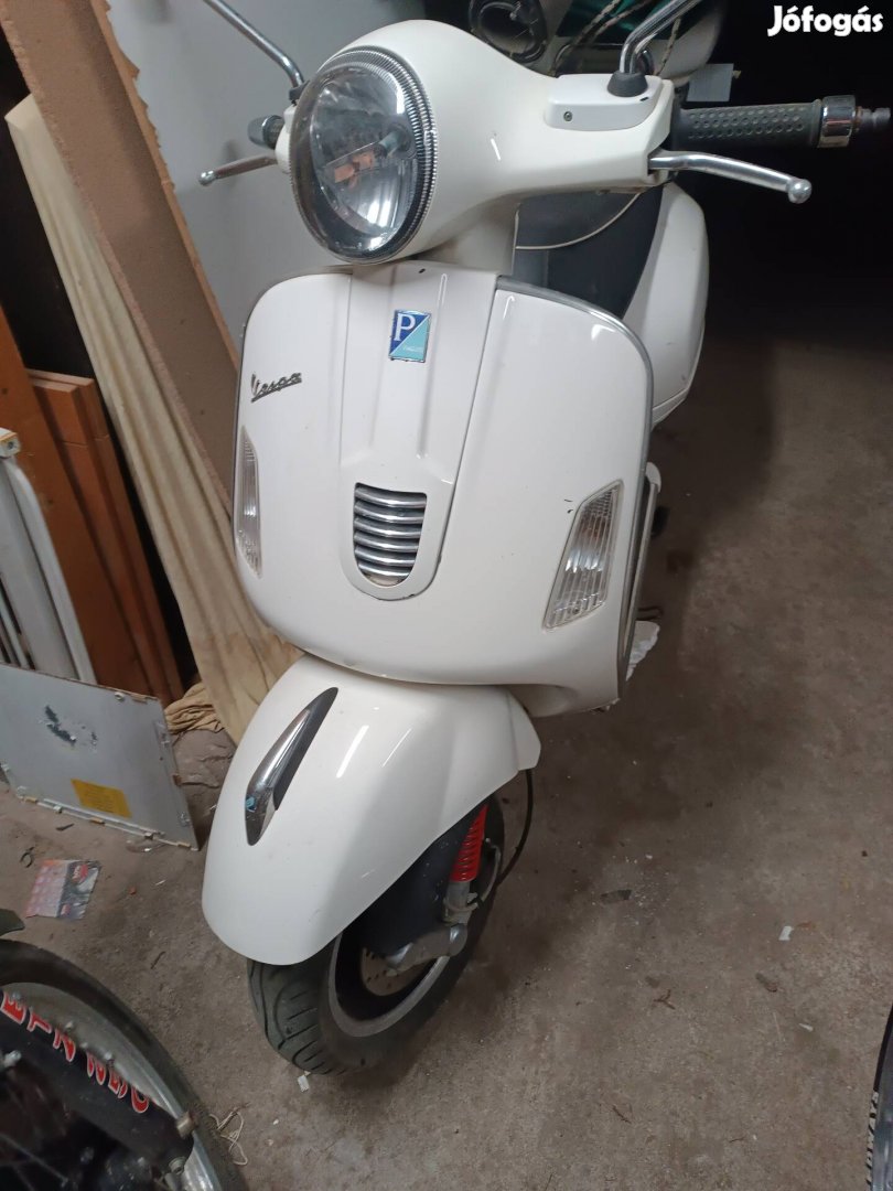 Vespa 300GT alkatresznek egyben eladó.