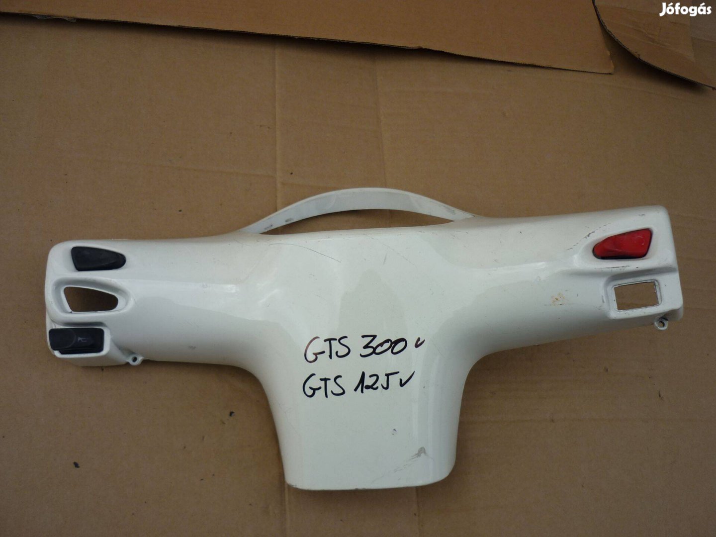 Vespa GTS 300 125 műszerfal befoglaló idom kapcsolókkal