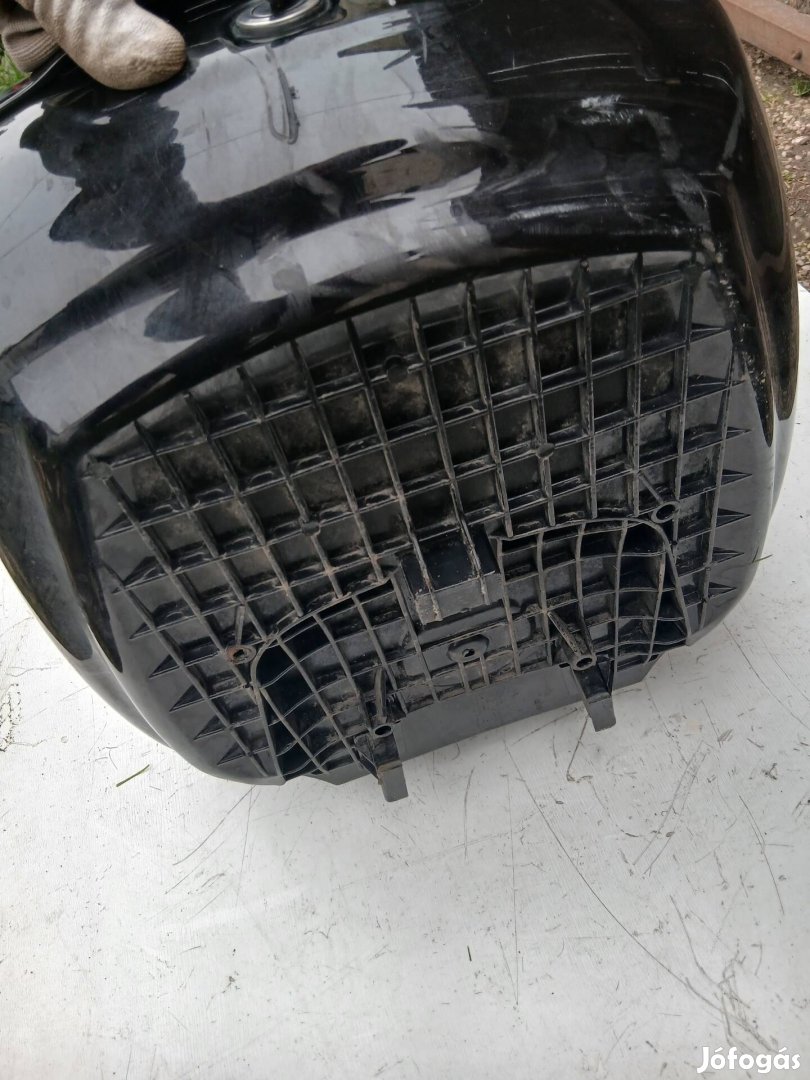 Vespa GTS sisaktartó doboz eladó 