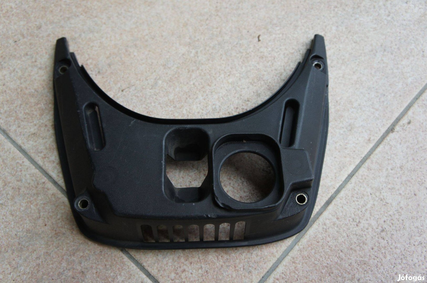 Vespa GTS ülés alatti tankoló idom