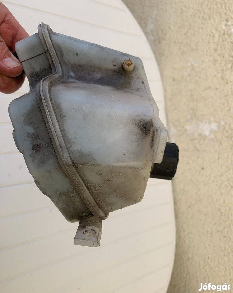 Vespa GT GTS kiegyenlítő tartály használt jó állapot kupakkal