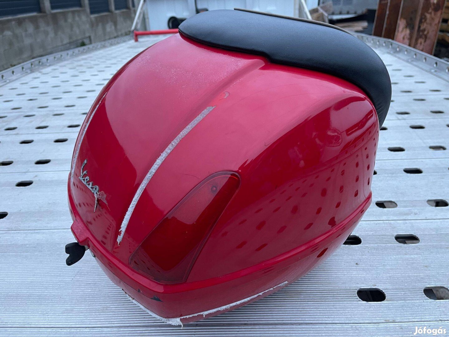 Vespa Gts gyári piros doboz, fekete háttámlával