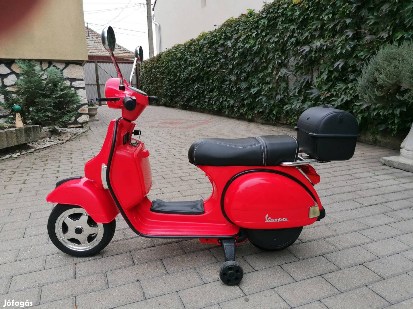 Vespa elektromos játék robogó. 