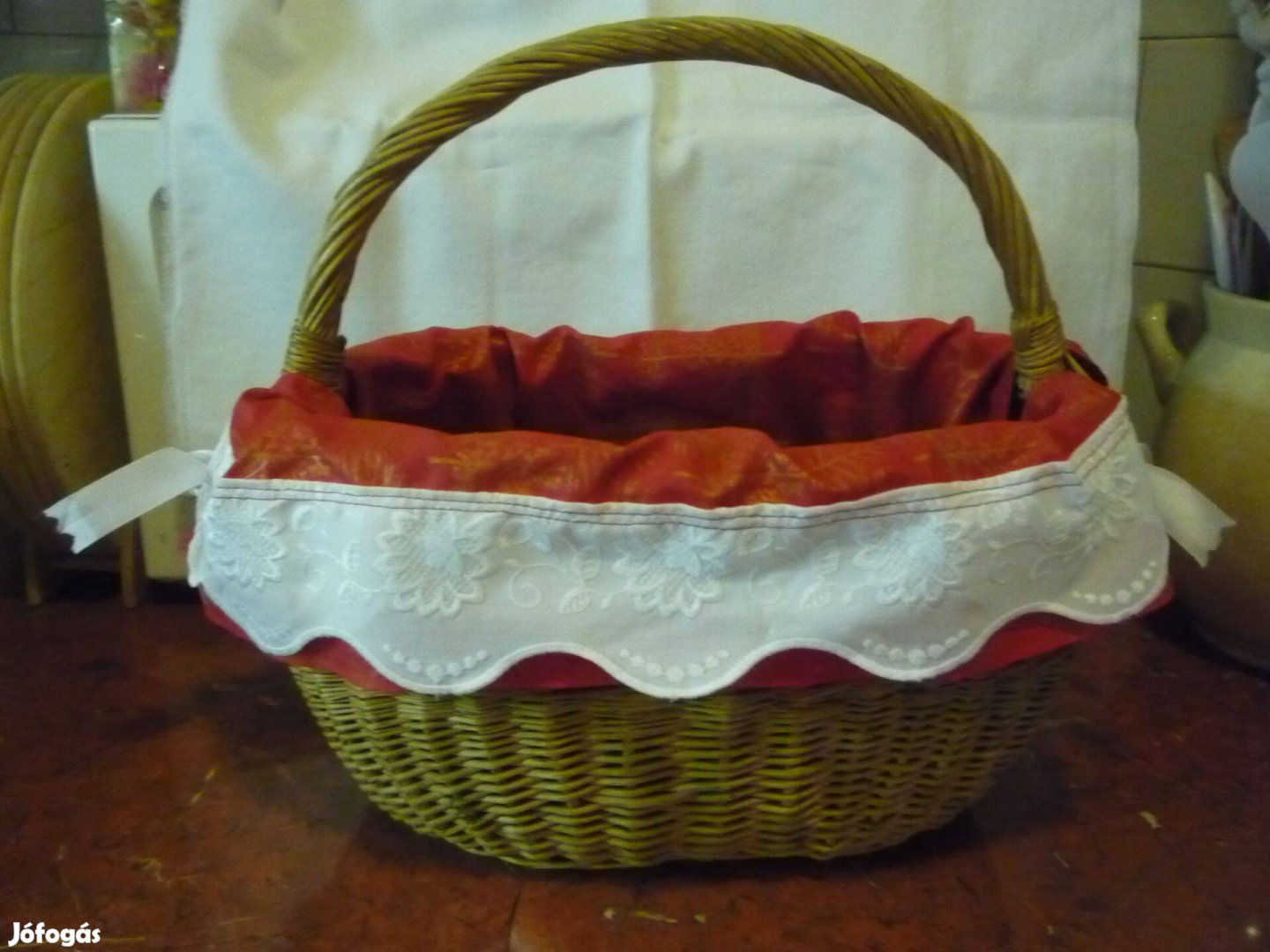 Vesszőből font karos kosár pamut béléssel