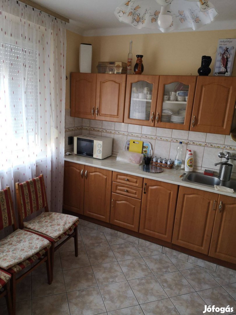 Veszprémben az Újtelepen 6 lakásos épületben eladó egy 84nm-es földszi