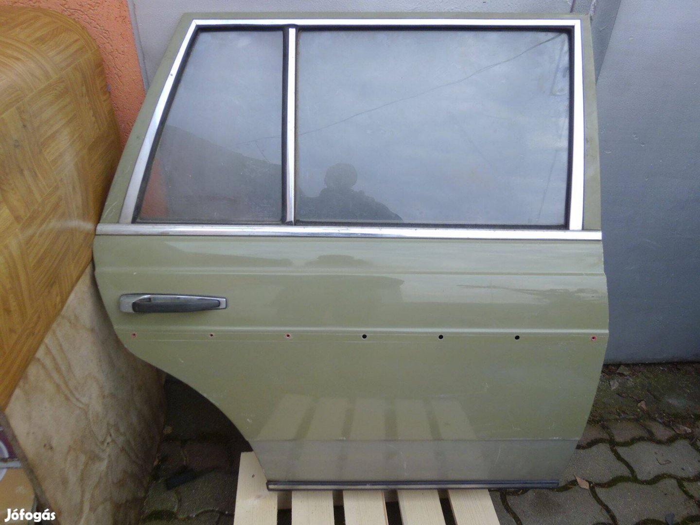 Veterán Mercedes 123 kombi hátsó oldal ajtók