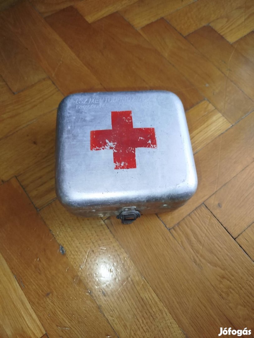 Veterán , régi kis méretű alumínium mentődoboz elsősegély doboz 