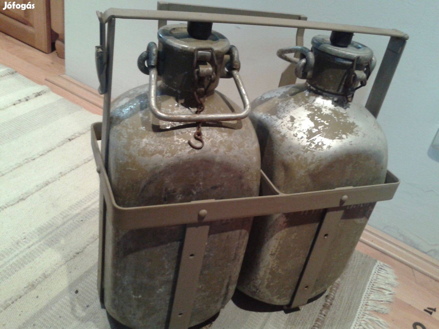 Veterán katonai világháborús vizeskanna tartó