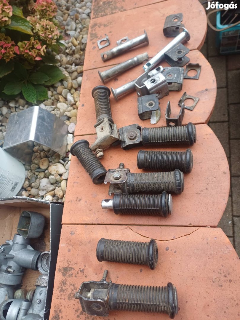 Veterán motor lábtartó.