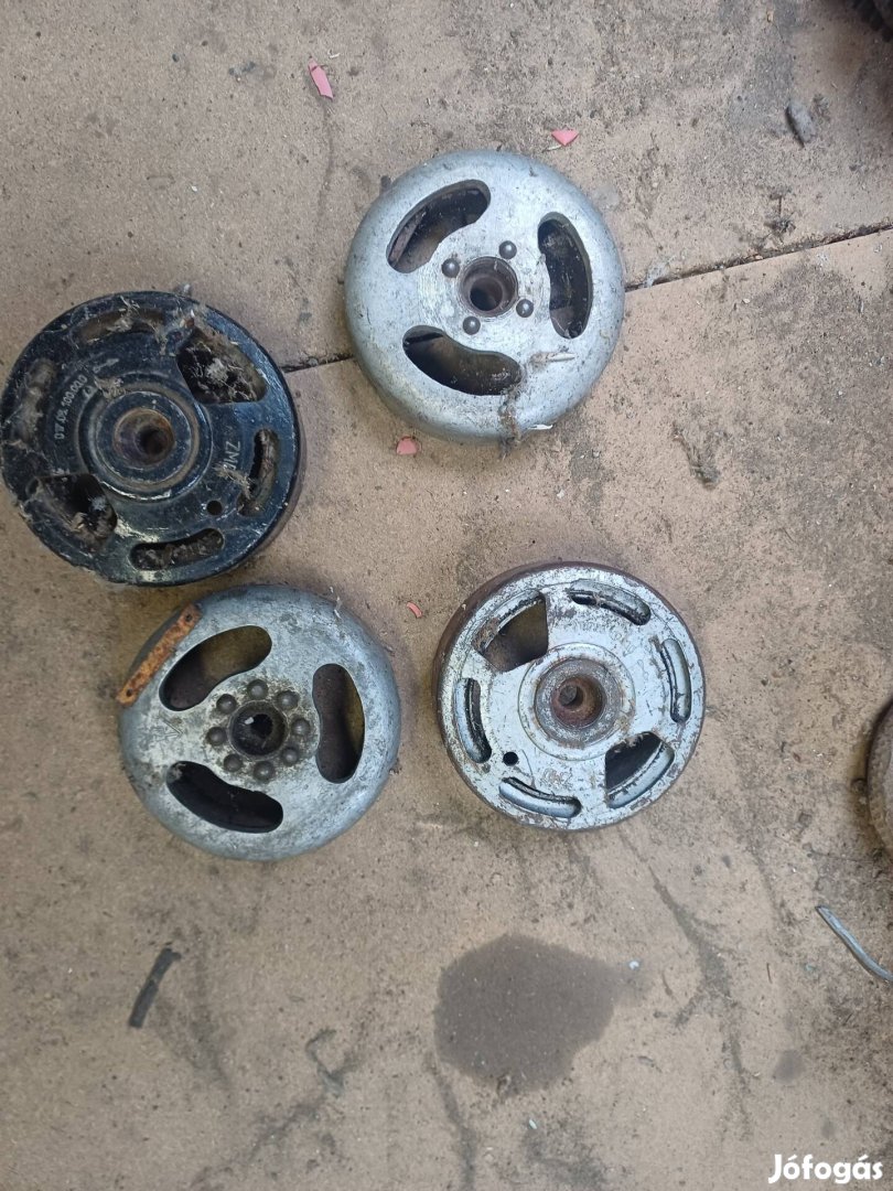 Veterán motor lendkerék.