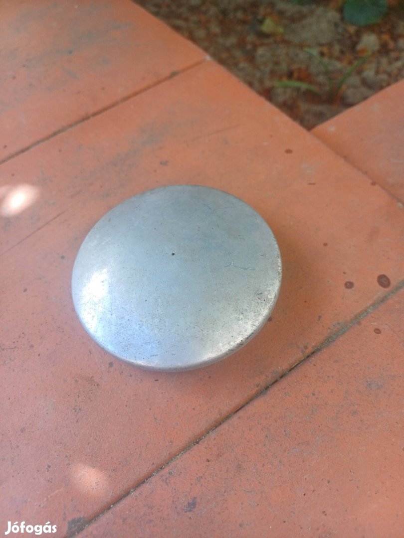Veterán motor tanksapka.