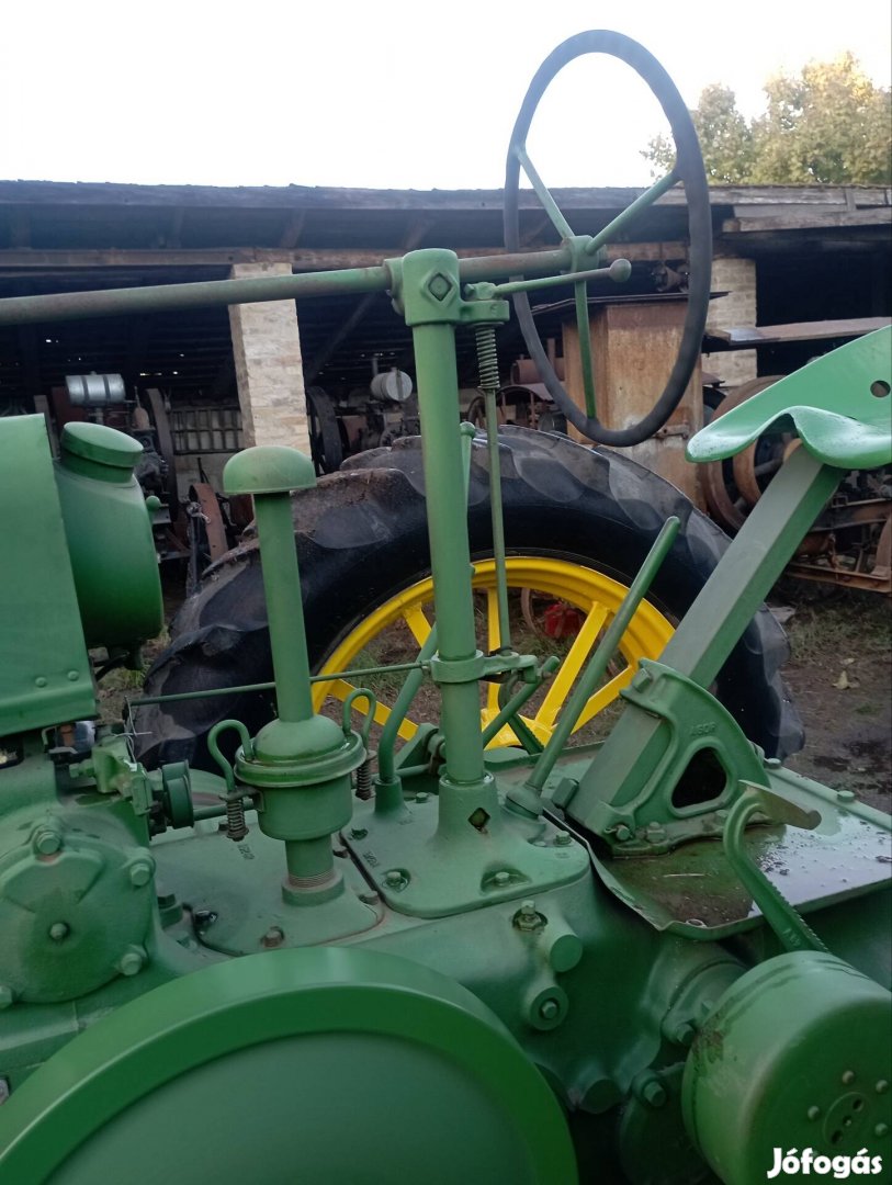 Veterán traktor John Deere A