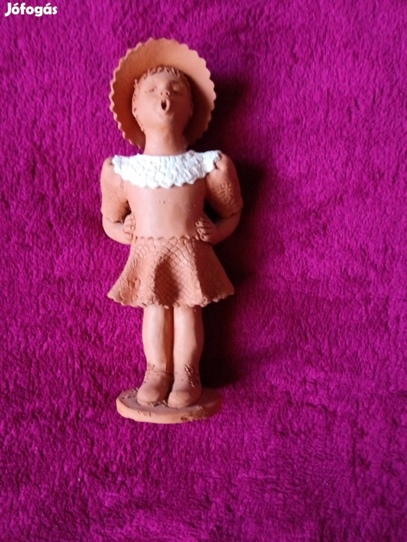 Vidám Éneklő Lány agyagszobor