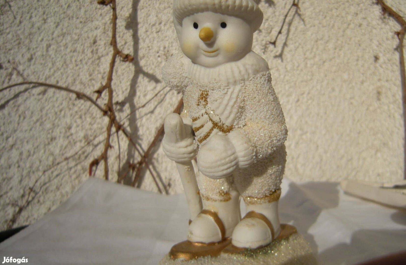 Vidám síelő porcelán figura téli dekorációhoz