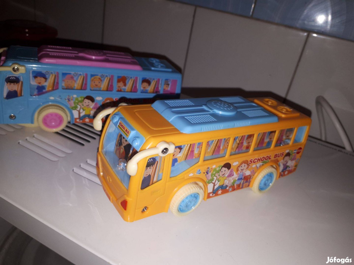 Vidám szines busz 17 cm