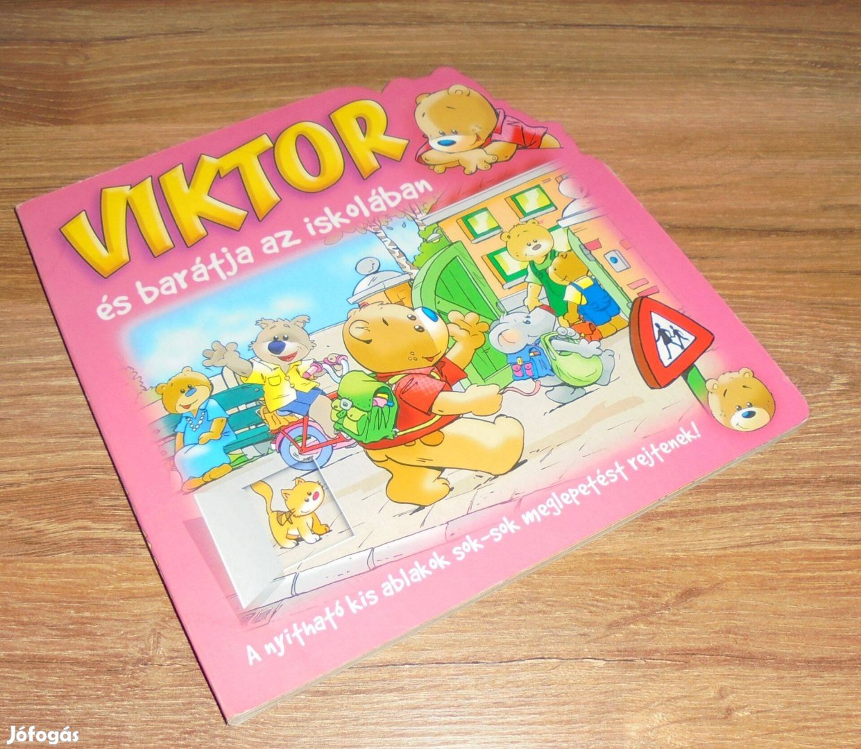 Viktor és barátja az iskolában - nyitható ablakok