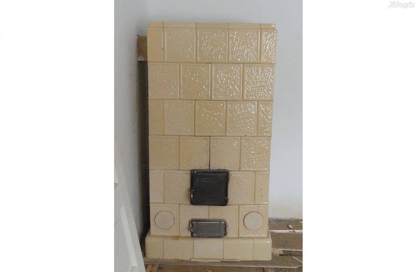 Világos Színű Nagyméretű Cserépkályha jó állapotban eladó