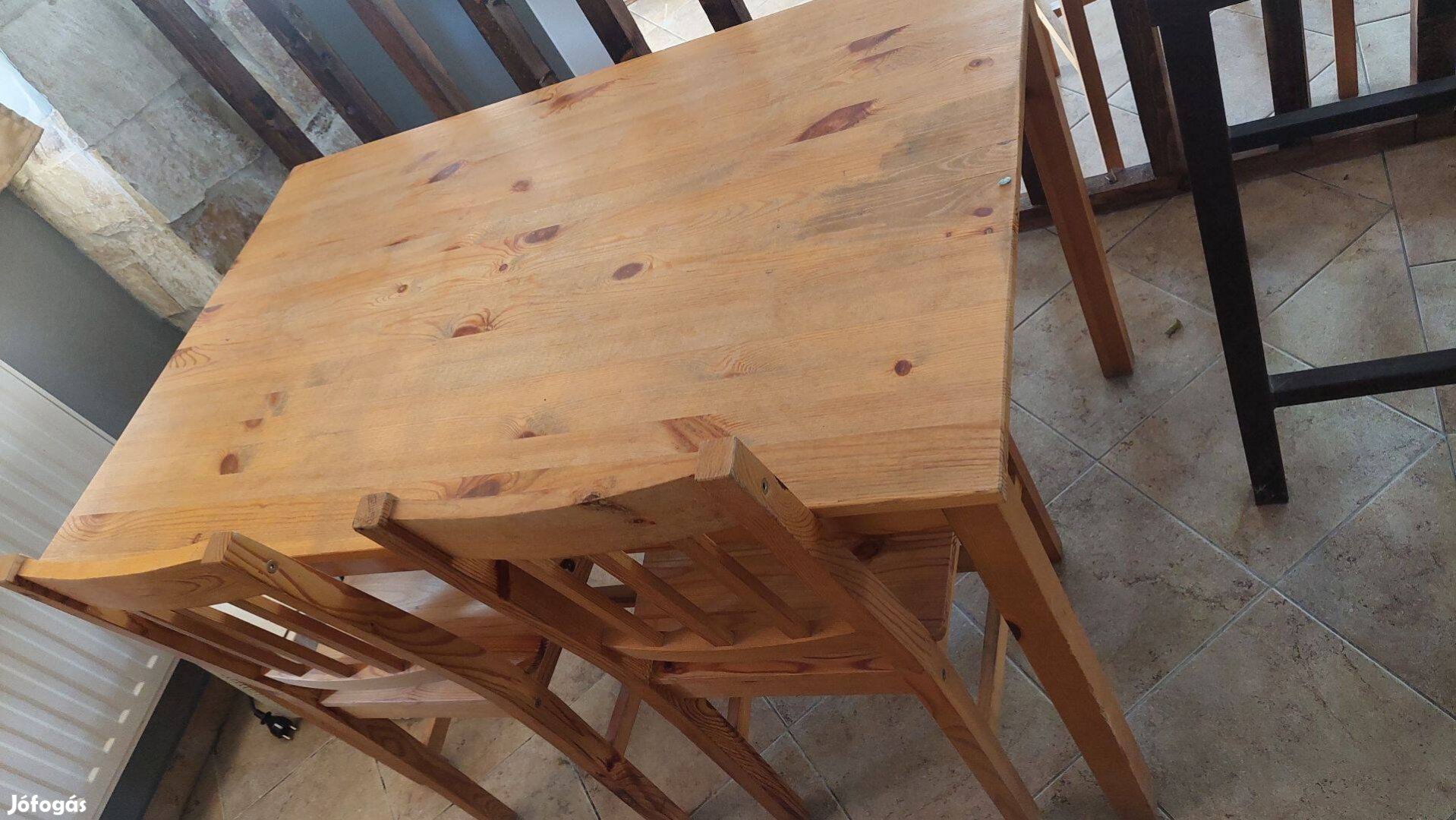 Világos barna asztal 4 székkel