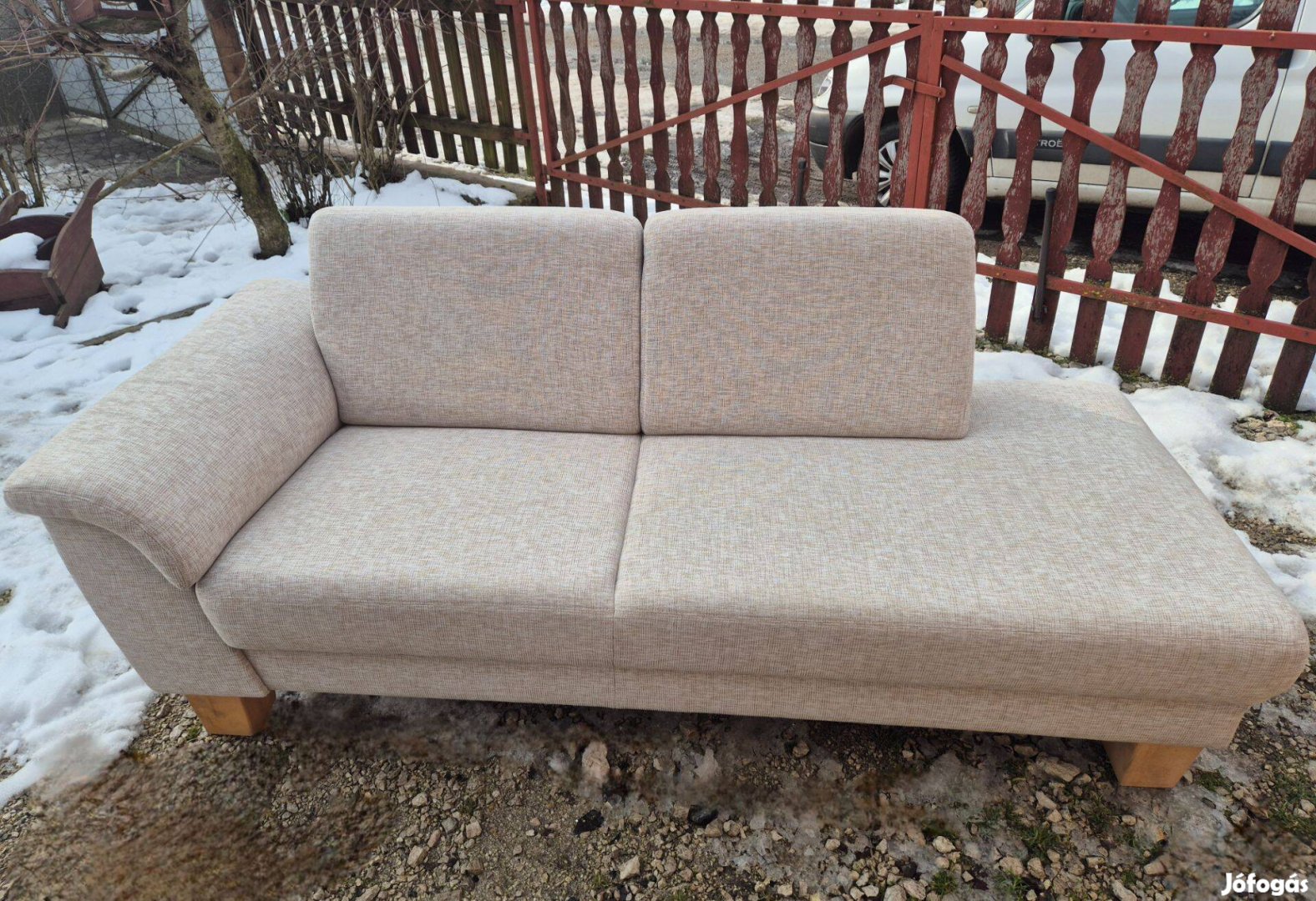 Világos bézs kanapé