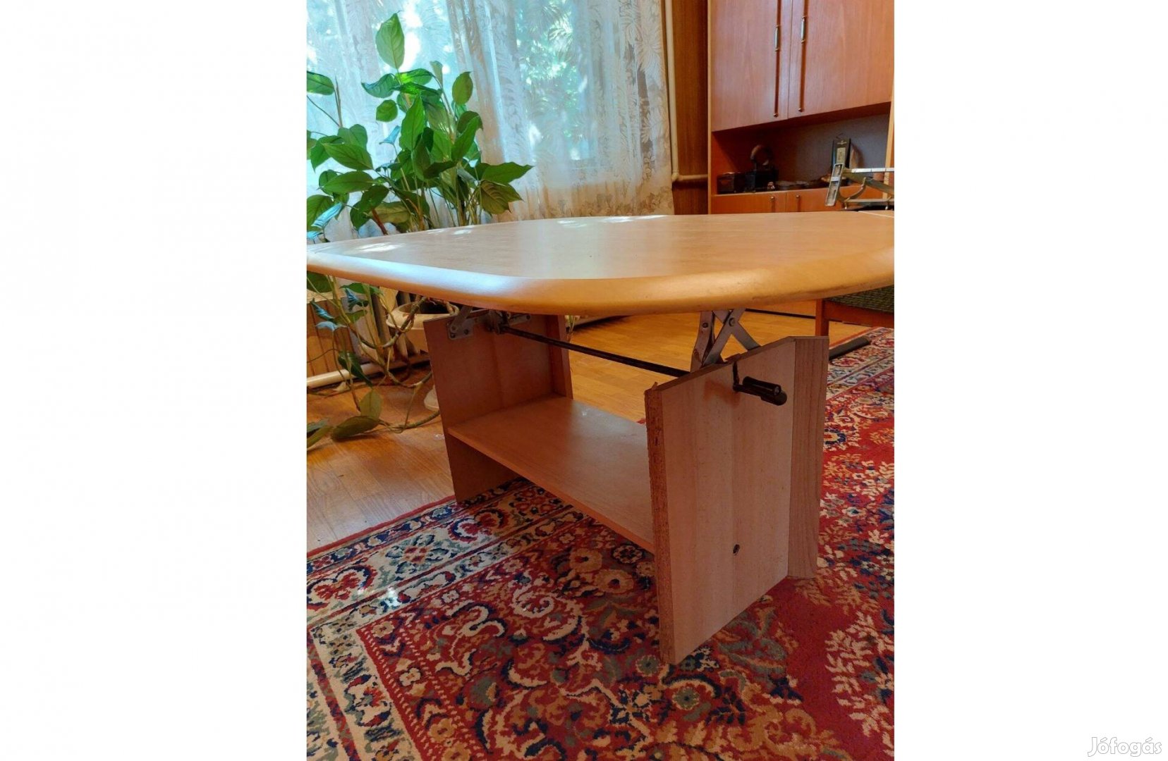 Világos dohányzóasztal