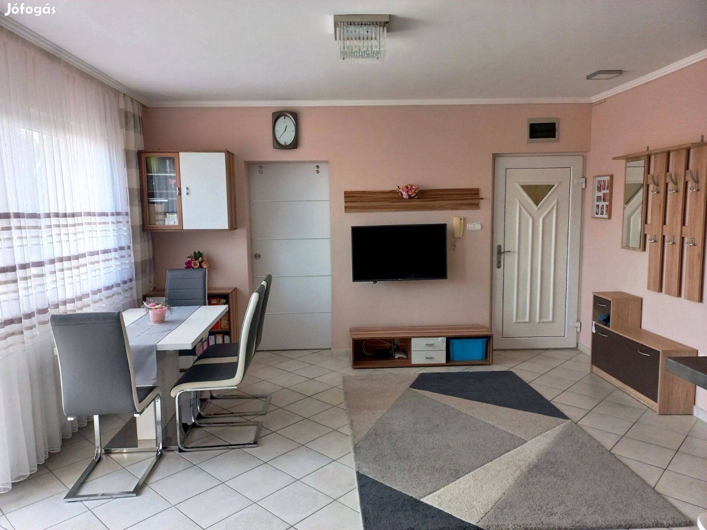 Világos lakás, erkély, udvar, parkoló