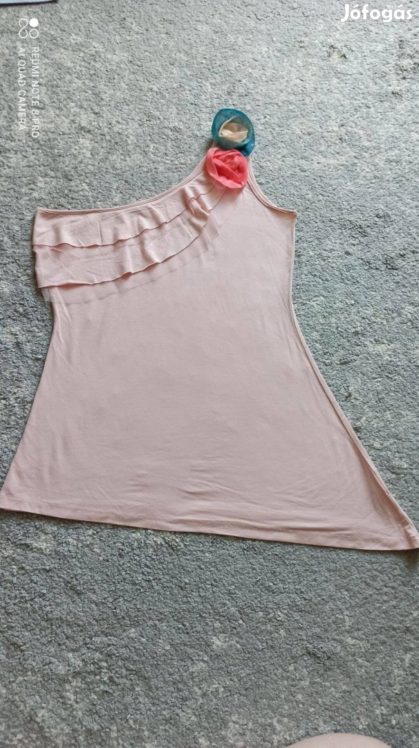 Világos rózsaszín félvállas rózsákkal díszített különleges