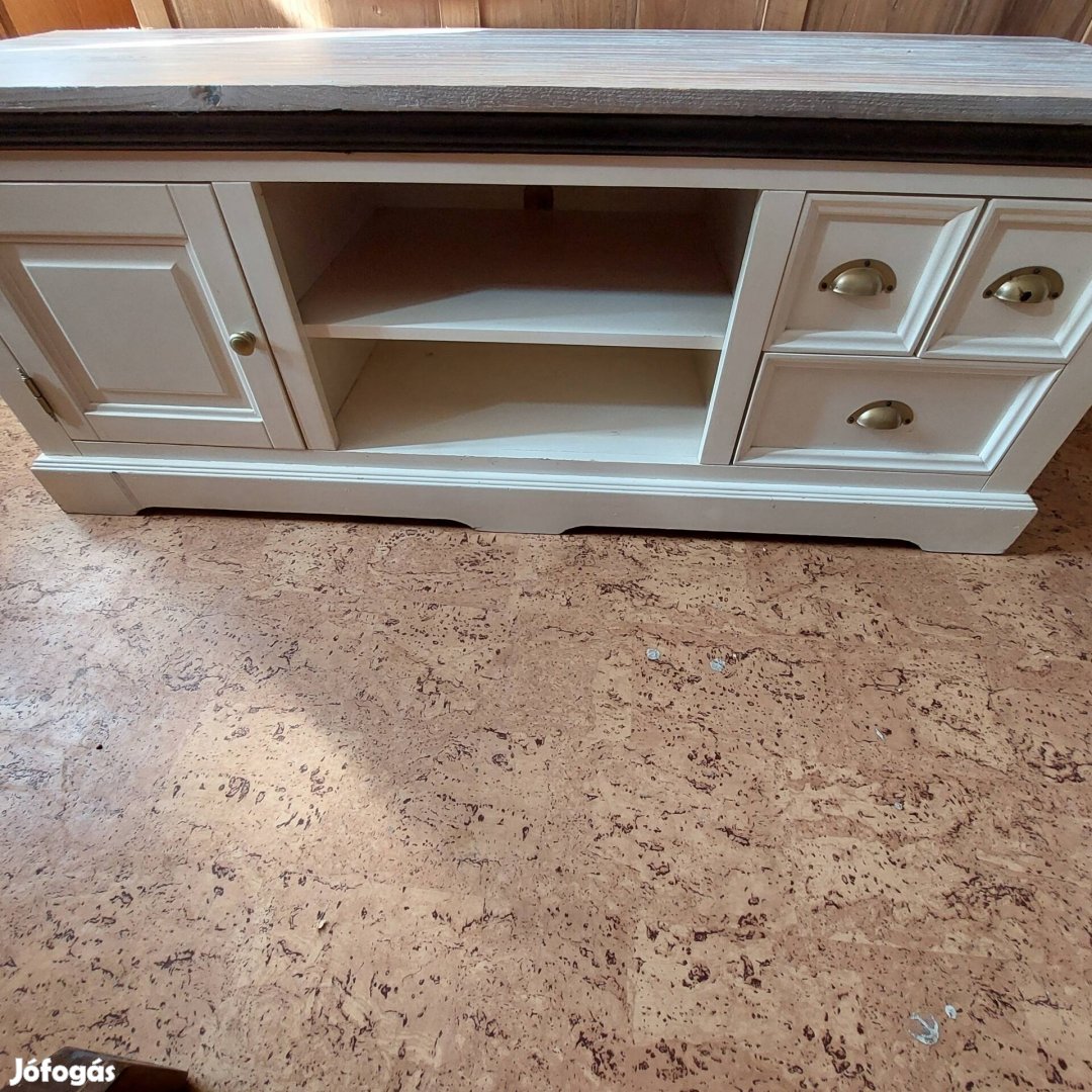 Világos színű alacsony komód.