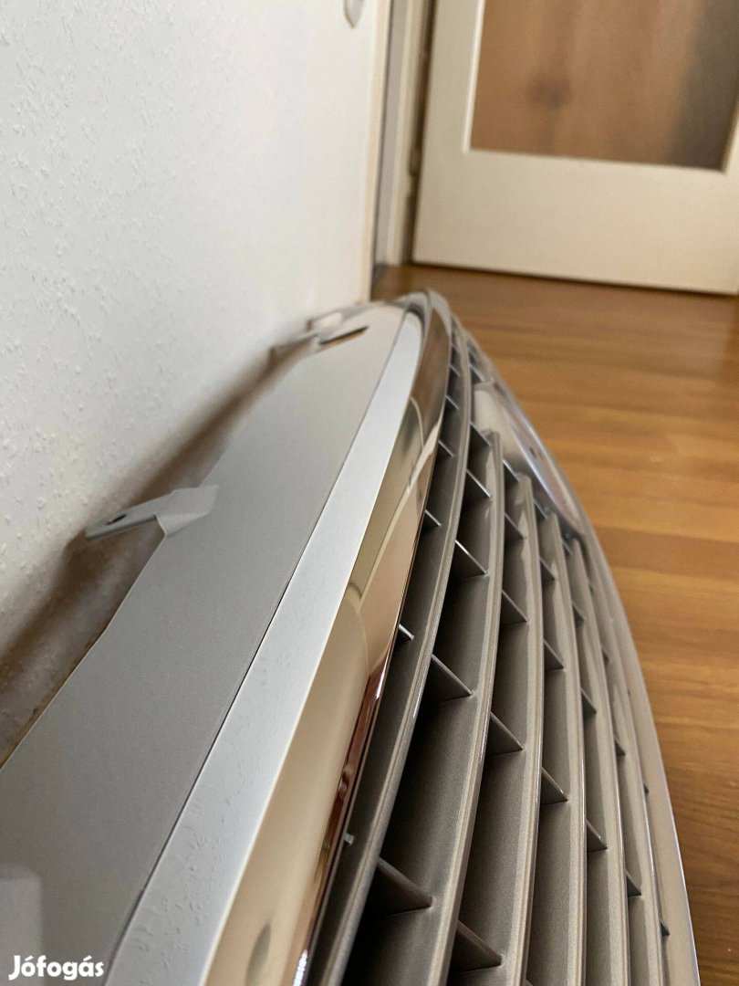 Világos szürke hűtőrács