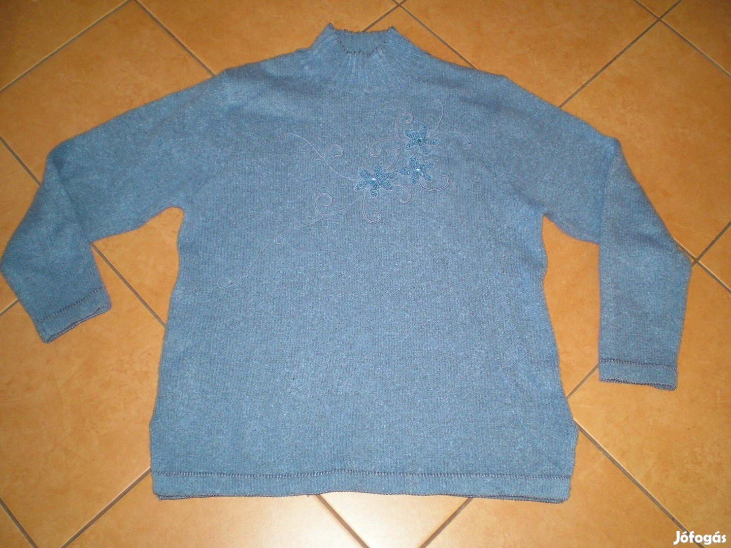 Világosabb kék színű női pulóver XL-es XL elején díszítéssel