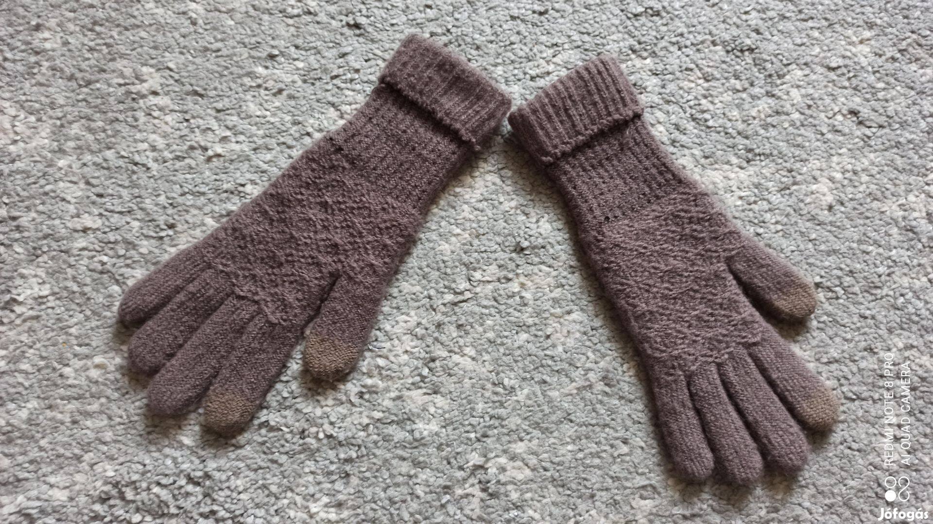 Világosbarna kötött női kesztyű érintőképernyős telefonhoz